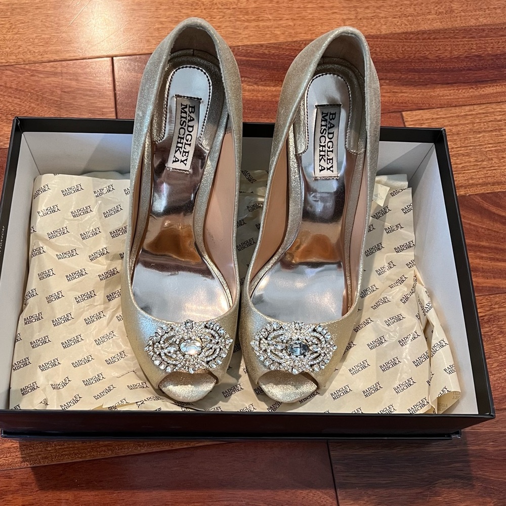 Badgley Mischka Fawn II gold peep toe pumps high heel stilettos size 8.5